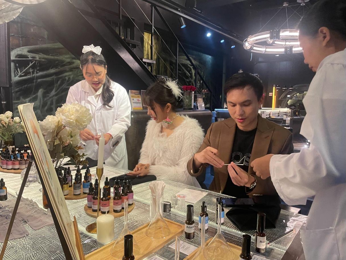 Guests blending at an evening workshop